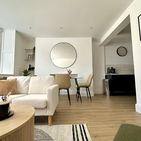 Higgihaus #56a Cool Quiet Stylish Awesome Location *